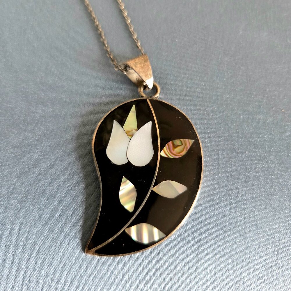 Mother of pearl Abalone shell Alpaca silver inlay flower pendant.